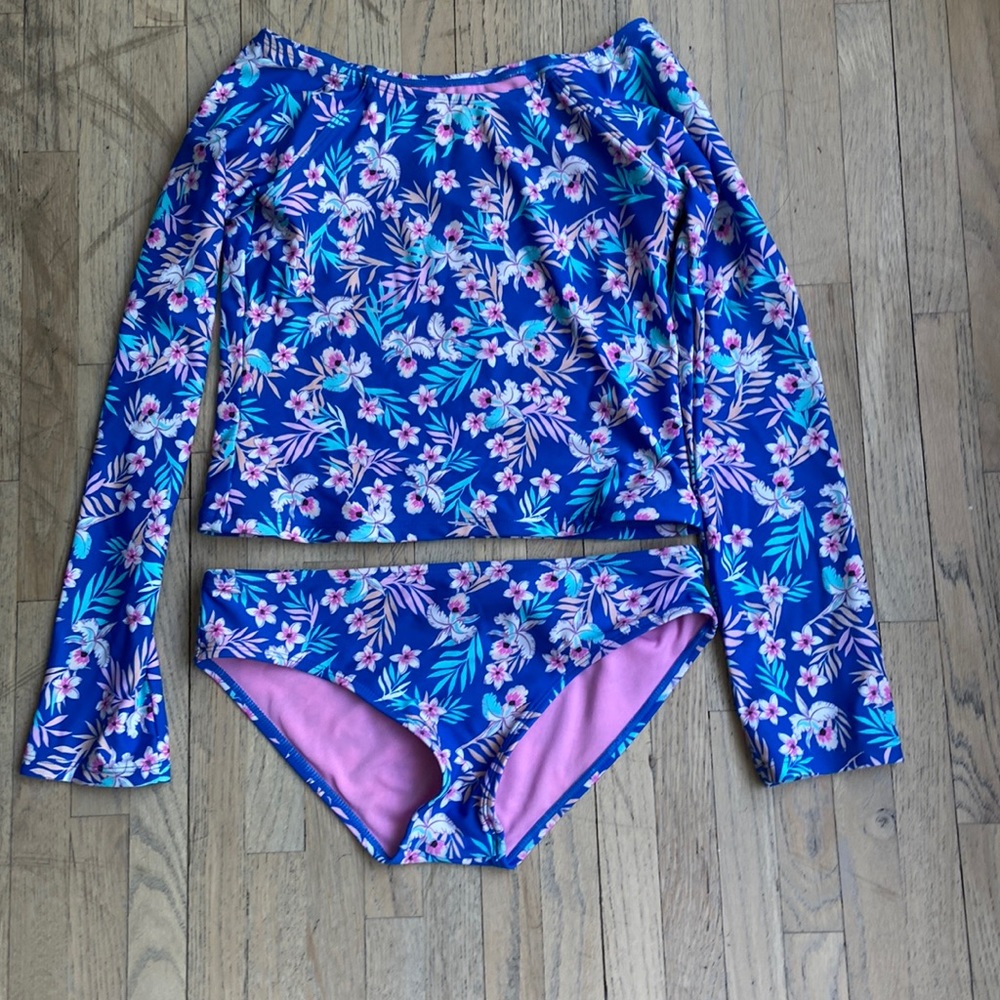 Flower two piece swimsuit, long sleeved, clean, soft and fresh